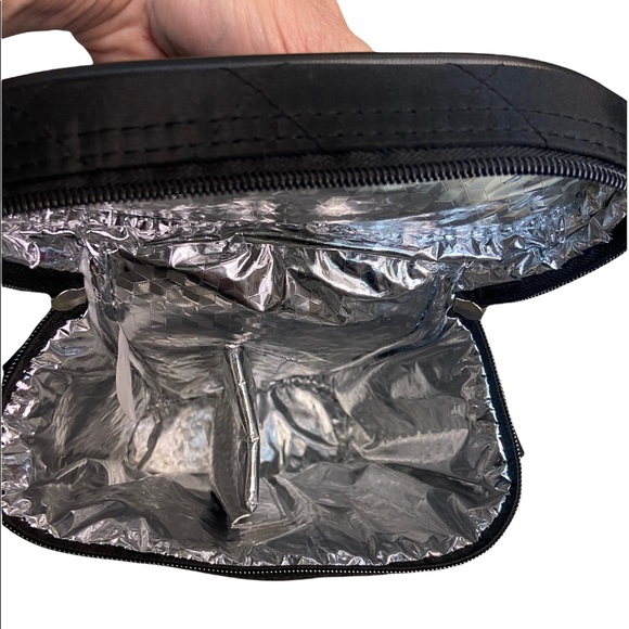 Insulated wine tote with corkscrew - Picture 3 of 5